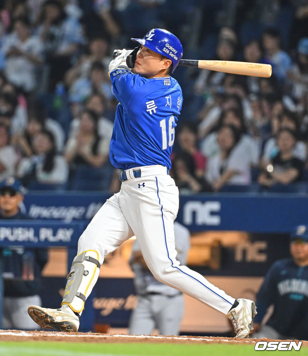 30일 창원NC파크에서 2026 신한 SOL KBO 리그 NC 다이노스와 삼성 라이온즈의 경기가 열렸다. 홈팀 NC는 테일러가, 방문팀 삼성은 오러클린이 선발 출전했다. 삼성 라이온즈 류지혁이 7회초 2사 만루 좌익수 왼쪽 1타점 안타를 치고 있다. 2026.06.30 / foto0307@osen.co.kr