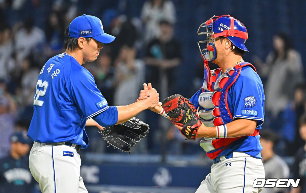30일 창원NC파크에서 2026 신한 SOL KBO 리그 NC 다이노스와 삼성 라이온즈의 경기가 열렸다. 홈팀 NC는 테일러가, 방문팀 삼성은 오러클린이 선발 출전했다. 삼성 라이온즈 김재윤과 강민호가 NC 다이노스에 13-7로 승리한 후 기쁨을 나누고 있다. 2026.06.30 / foto0307@osen.co.kr