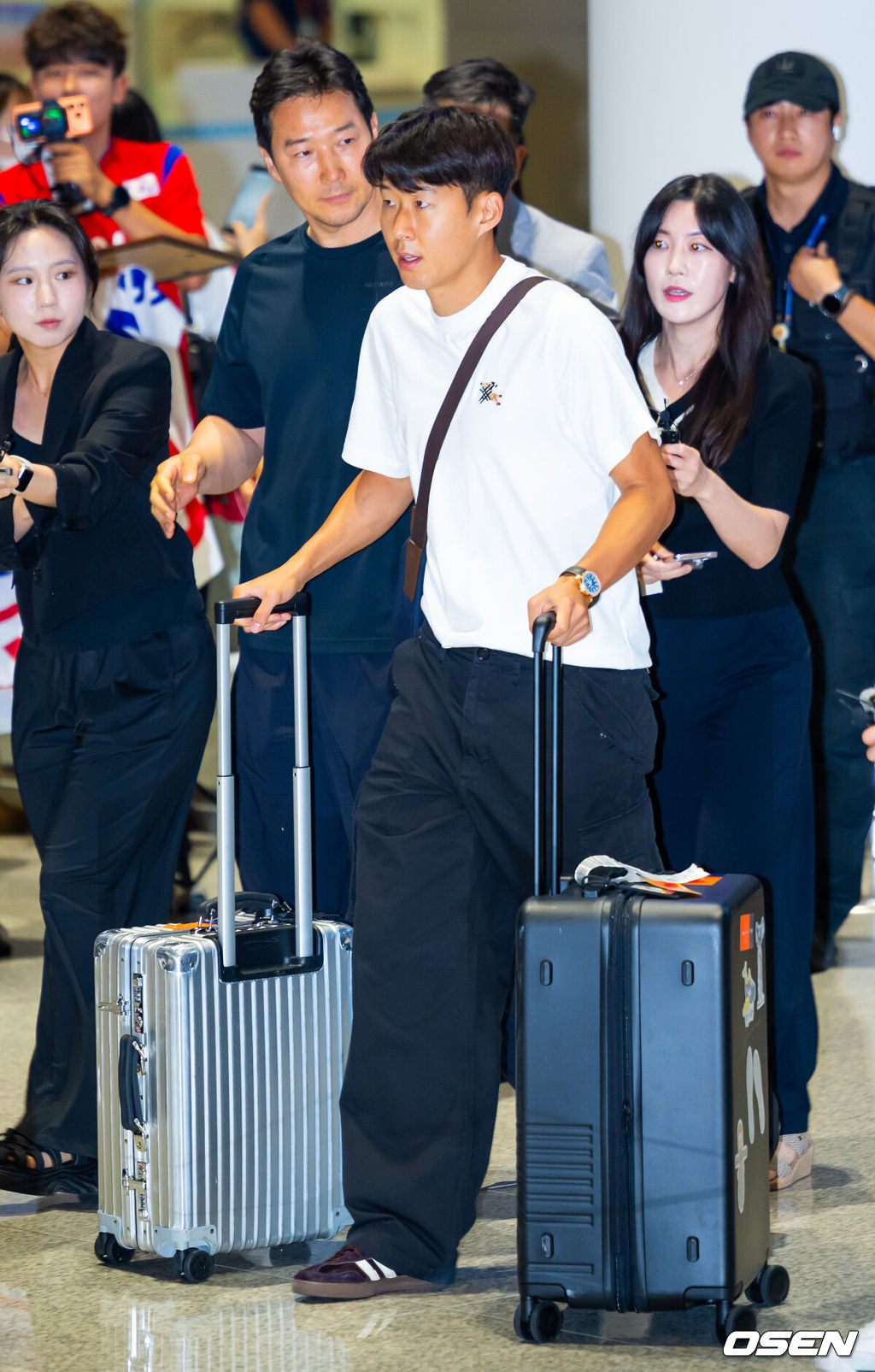 한국 축구대표팀의 ‘캡틴’ 손흥민(LAFC)이 월드컵 탈락 후 1일 새벽 인천국제공항을 통해 귀국했다.한편, 손흥민은 지난 달 30일 월드컵 탈락 후 자신의 소셜미디어를 통해 처음으로 심경을 밝혔다. 홍명보 감독을 비롯해 김민재, 황희찬, 설영우, 이강인 등 선수 8명은 전날인 지난 달 30일 새벽 입국했다.손흥민이 입국하고 있다. 2026.07.01 / rumi@osen.co.kr