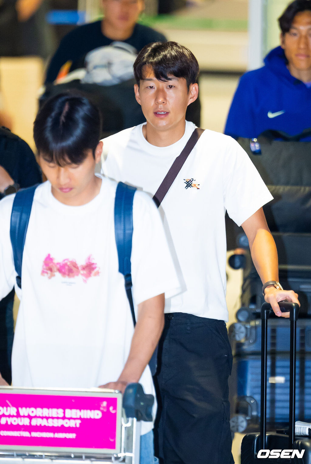 한국 축구대표팀의 ‘캡틴’ 손흥민(LAFC)이 월드컵 탈락 후 1일 새벽 인천국제공항을 통해 귀국했다.한편, 손흥민은 지난 달 30일 월드컵 탈락 후 자신의 소셜미디어를 통해 처음으로 심경을 밝혔다. 홍명보 감독을 비롯해 김민재, 황희찬, 설영우, 이강인 등 선수 8명은 전날인 지난 달 30일 새벽 입국했다.대표팀 손흥민이 입국하고 있다. 2026.07.01 / rumi@osen.co.kr