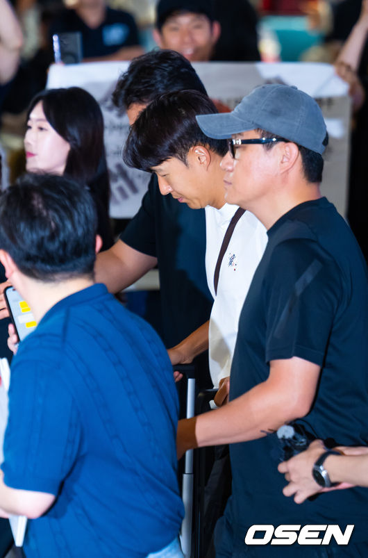 [OSEN=인천공항, 민경훈 기자] 한국 축구대표팀의 ‘캡틴’ 손흥민(LAFC)이 월드컵 탈락 후 1일 새벽 인천국제공항을 통해 귀국했다.한편, 손흥민은 지난 달 30일 월드컵 탈락 후 자신의 소셜미디어를 통해 처음으로 심경을 밝혔다. 홍명보 감독을 비롯해 김민재, 황희찬, 설영우, 이강인 등 선수 8명은 전날인 지난 달 30일 새벽 입국했다.대표팀 손흥민이 입국하고 있다. 2026.07.01 / rumi@osen.co.kr