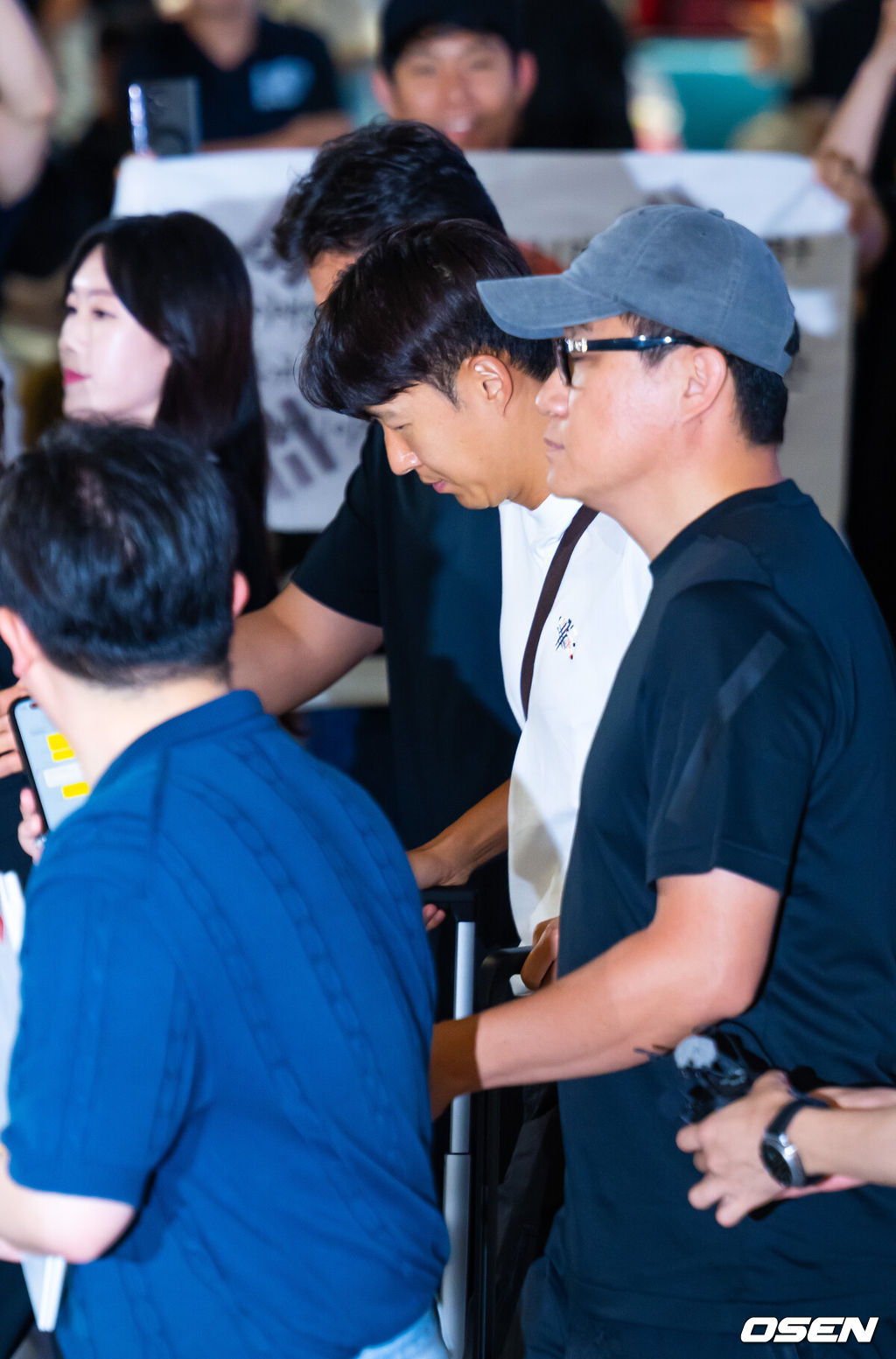 한국 축구대표팀의 ‘캡틴’ 손흥민(LAFC)이 월드컵 탈락 후 1일 새벽 인천국제공항을 통해 귀국했다.한편, 손흥민은 지난 달 30일 월드컵 탈락 후 자신의 소셜미디어를 통해 처음으로 심경을 밝혔다. 홍명보 감독을 비롯해 김민재, 황희찬, 설영우, 이강인 등 선수 8명은 전날인 지난 달 30일 새벽 입국했다.대표팀 손흥민이 입국하고 있다. 2026.07.01 / rumi@osen.co.kr