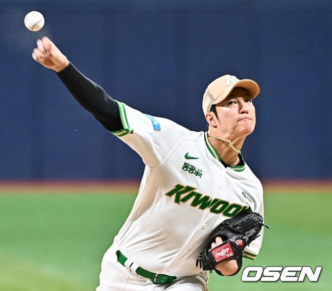 [OSEN=고척, 박준형 기자] 30일 서울 고척스카이돔에서 2026 신한 SOL KBO리그 키움 히어로즈와 LG 트윈스의 경기가 진행됐다.이날 키움은 안우진을, LG는 톨허스트를 선발투수로 내세웠다.  1회초 키움 선발투수 안우진이 역투하고 있다.   2026.06.30 / soul1014@osen.co.kr