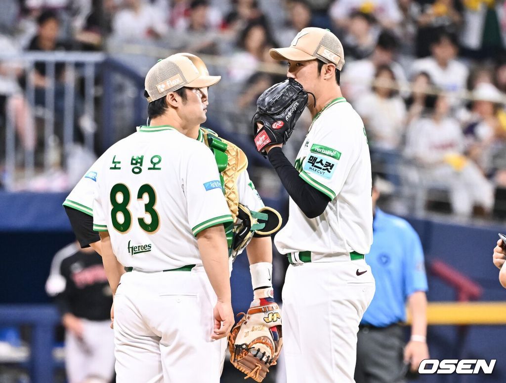 30일 서울 고척스카이돔에서 2026 신한 SOL KBO리그 키움 히어로즈와 LG 트윈스의 경기가 진행됐다.이날 키움은 안우진을, LG는 톨허스트를 선발투수로 내세웠다. 6회초 2사 1,2루 키움 선발투수 안우진이 교체되고 있다. 2026.06.30 / soul1014@osen.co.kr