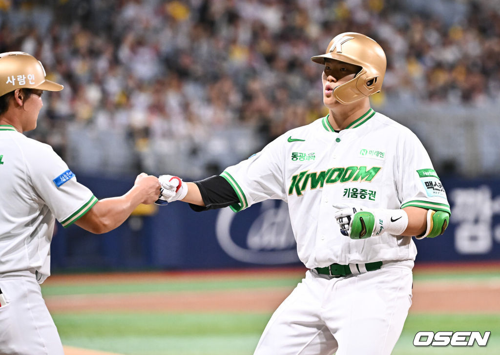 30일 서울 고척스카이돔에서 2026 신한 SOL KBO리그 키움 히어로즈와 LG 트윈스의 경기가 진행됐다.이날 키움은 안우진을, LG는 톨허스트를 선발투수로 내세웠다. 1회말 2사 2루 키움 김건희가 1타점 적시타를 날리고 김준완 1루 코치와 하이파이브를 하고 있다. 2026.06.30 / soul1014@osen.co.kr