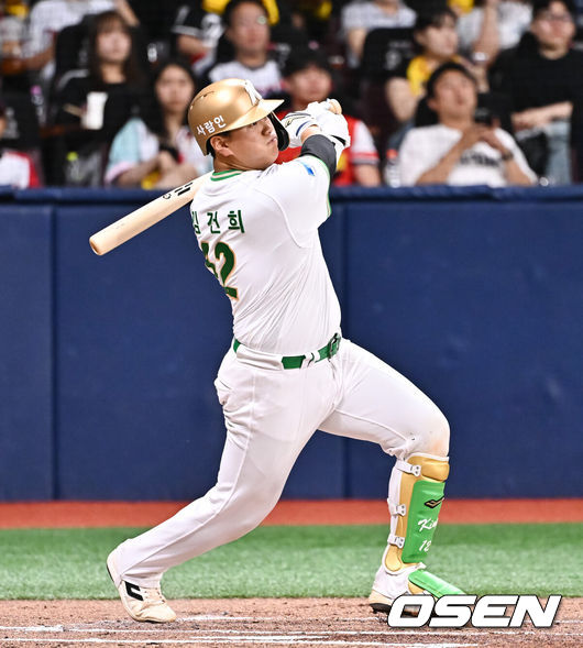 [OSEN=고척, 박준형 기자] 30일 서울 고척스카이돔에서 2026 신한 SOL KBO리그 키움 히어로즈와 LG 트윈스의 경기가 진행됐다.이날 키움은 안우진을, LG는 톨허스트를 선발투수로 내세웠다.  1회말 2사 2루 키움 김건희가 1타점 적시타를 날리고 있다.    2026.06.30 / soul1014@osen.co.kr