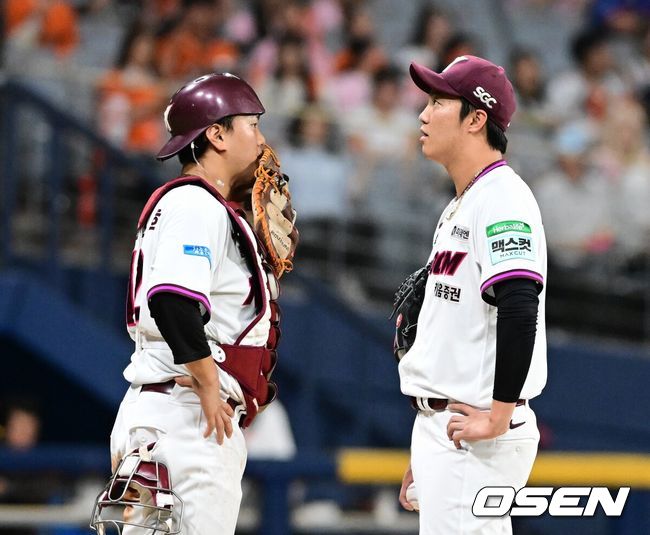 [OSEN=고척, 지형준 기자] 12일 오후 서울 고척스카이돔에서 2026 신한 SOL KBO리그 키움 히어로즈와 한화 이글스의 경기가 열렸다.2연패에 빠진 키움은 안우진, 3연승으로 4위 사수를 노리는 한화는 윌켈 에르난데스를 선발로 내세웠다.3회초 1사 2루에서 키움 안우진이 한화 이원석에 볼넷을 허용하며 김건희와 이야기를 나누고 있다. 2026.06.12&nbsp;/ jpnews@osen.co.kr
