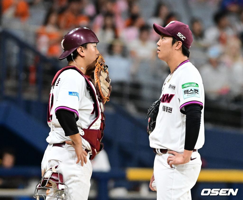 12일 오후 서울 고척스카이돔에서 2026 신한 SOL KBO리그 키움 히어로즈와 한화 이글스의 경기가 열렸다.2연패에 빠진 키움은 안우진, 3연승으로 4위 사수를 노리는 한화는 윌켈 에르난데스를 선발로 내세웠다.3회초 1사 2루에서 키움 안우진이 한화 이원석에 볼넷을 허용하며 김건희와 이야기를 나누고 있다. 2026.06.12 / jpnews@osen.co.kr