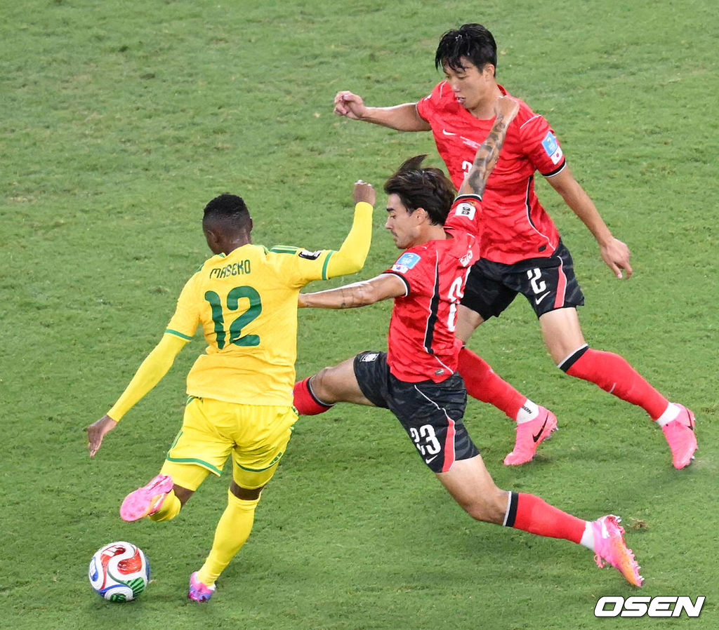 홍명보 감독이 이끄는 대한민국 축구대표팀은 25일(이하 한국시간) 오전 10시 멕시코 몬테레이 스타디움에서 개최된 2026 국제축구연맹(FIFA) 북중미 월드컵 조별리그 A조 최종전에서 남아프리카공화국에게 0-1 충격패를 당했다. 1승2패가 된 한국은 A조 3위로 밀리며 32강 자력진출에 실패했다. 한국은 나머지 조들의 상황을 따져보고 32강에 진출할 가능성은 남아있다.후반 대한민국 옌스 카스트로프가 남아공 마세코의 슛을 막으려 발을 뻗고 있다. 2026.06.25 /sunday@osen.co.kr