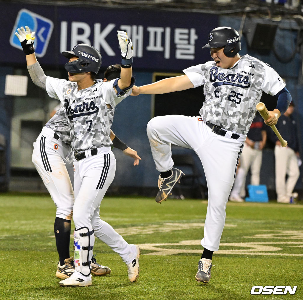 양의지의 날아 차기 축하
