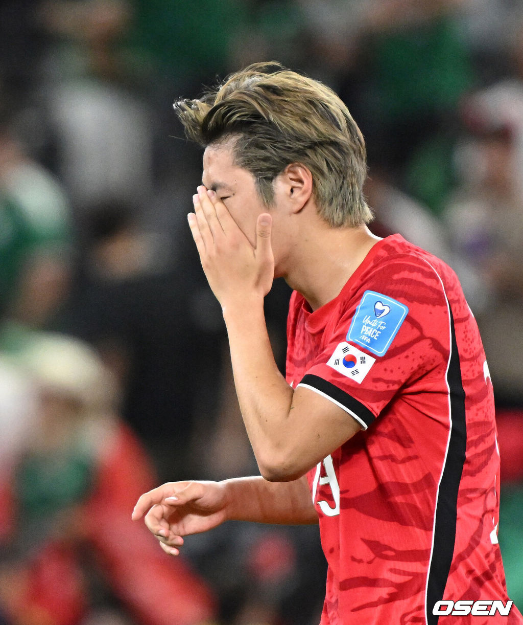홍명보 감독이 이끄는 대한민국 축구대표팀은 25일(이하 한국시간) 오전 10시 멕시코 몬테레이 스타디움에서 개최된 2026 국제축구연맹(FIFA) 북중미 월드컵 조별리그 A조 최종전에서 남아프리카공화국에게 0-1 충격패를 당했다. 1승2패가 된 한국은 A조 3위로 밀리며 32강 자력진출에 실패했다. 한국은 나머지 조들의 상황을 따져보고 32강에 진출할 가능성은 남아있다. 1승1무1패의 남아공이 2위로 32강 진출을 확정지었다. 경기 종료 후 대한민국 이강인이 패배에 아쉬워하고 있다. 2026.06.25 /sunday@osen.co.kr