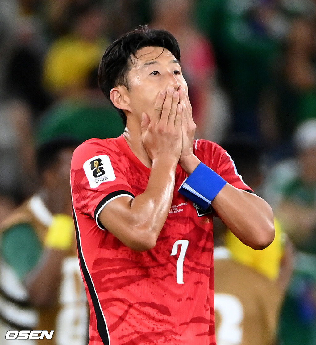 홍명보 감독이 이끄는 대한민국 축구대표팀은 25일(이하 한국시간) 오전 10시 멕시코 몬테레이 스타디움에서 개최된 2026 국제축구연맹(FIFA) 북중미 월드컵 조별리그 A조 최종전에서 남아프리카공화국에게 0-1 충격패를 당했다. 1승2패가 된 한국은 A조 3위로 밀리며 32강 자력진출에 실패했다. 한국은 나머지 조들의 상황을 따져보고 32강에 진출할 가능성은 남아있다.경기 종료 후 대한민국 손흥민이 패배에 아쉬워하고 있다. 2026.06.25 /sunday@osen.co.kr