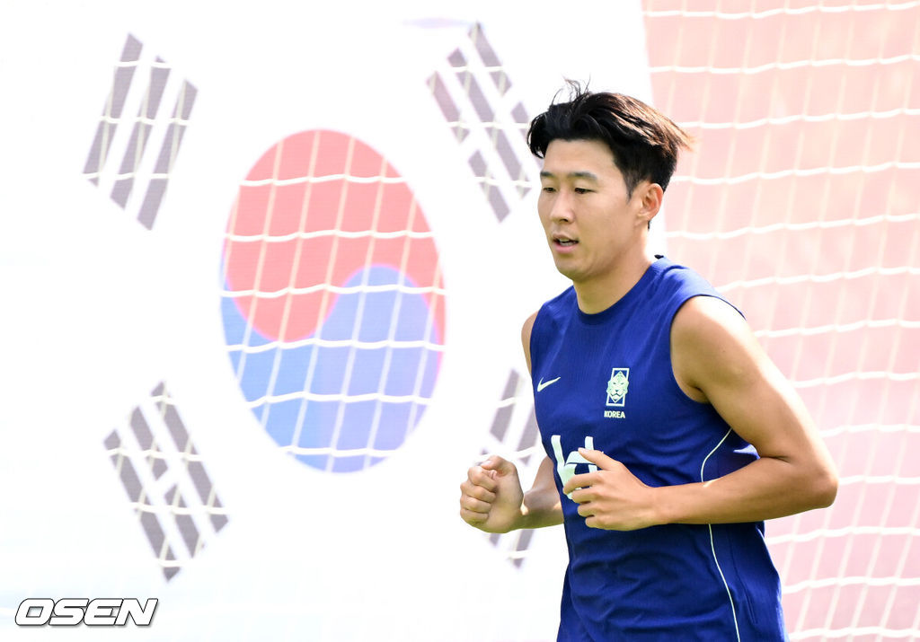 홍명보 감독이 이끄는 대한민국 축구국가대표팀이 26일(한국시각) 멕시코 과달라하라 인근 사포판의 치바스 베르데 바예에서 훈련을 진행했다.대한민국은 1승 2패(승점 3)로 조 3위에 머물렀다. 자력으로 32강에 오를 기회를 놓쳤고, 이제는 다른 조 경기 결과를 기다려야 하는 처지가 됐다.대한민국 손흥민이 훈련을 하고 있다. 2026.06.26 /sunday@osen.co.kr