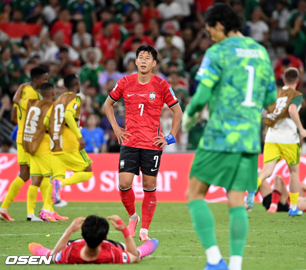 홍명보 감독이 이끄는 대한민국 축구대표팀은 25일(이하 한국시간) 오전 10시 멕시코 몬테레이 스타디움에서 개최된 2026 국제축구연맹(FIFA) 북중미 월드컵 조별리그 A조 최종전에서 남아프리카공화국에게 0-1 충격패를 당했다. 1승2패가 된 한국은 A조 3위로 밀리며 32강 자력진출에 실패했다. 한국은 나머지 조들의 상황을 따져보고 32강에 진출할 가능성은 남아있다.경기 종료 후 대한민국 손흥민이 패배에 아쉬워하고 있다. 2026.06.25 /sunday@osen.co.kr