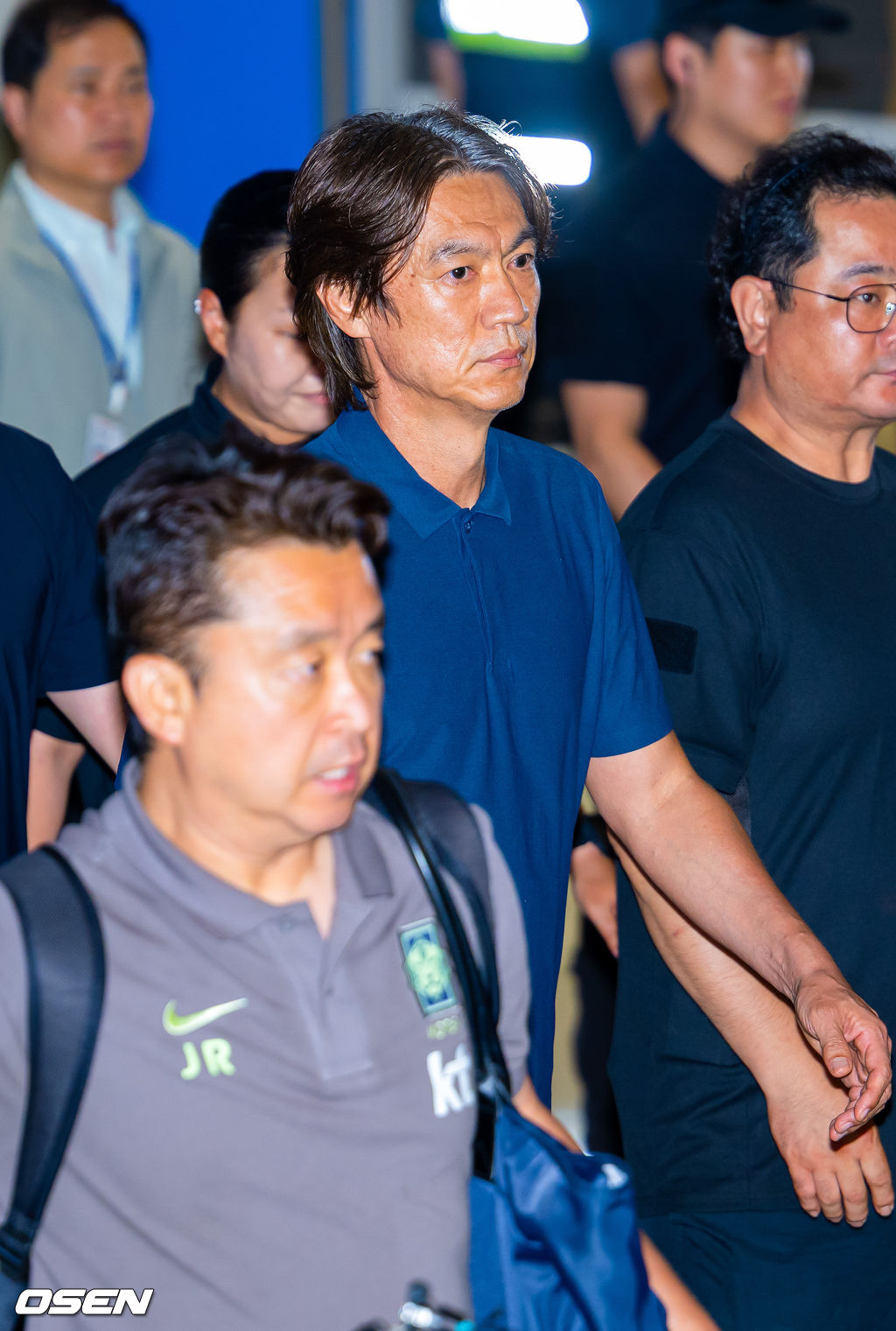 32강 진출에 실패한 대한민국 축구대표팀 중 홍명보 감독을 비롯해 김민재, 황희찬, 설영우, 이강인 등 선수 8명이 30일 새벽 인천국제공항을 통해 귀국했다. 손흥민 등 나머지 선수들은 쪼개져서 각자 귀국한다. 대표팀 귀국 본진은 30일 새벽 인천공항에 도착할 예정이다. 홍명보 감독이 입국하고 있다. 2026.06.30 / rumi@osen.co.kr