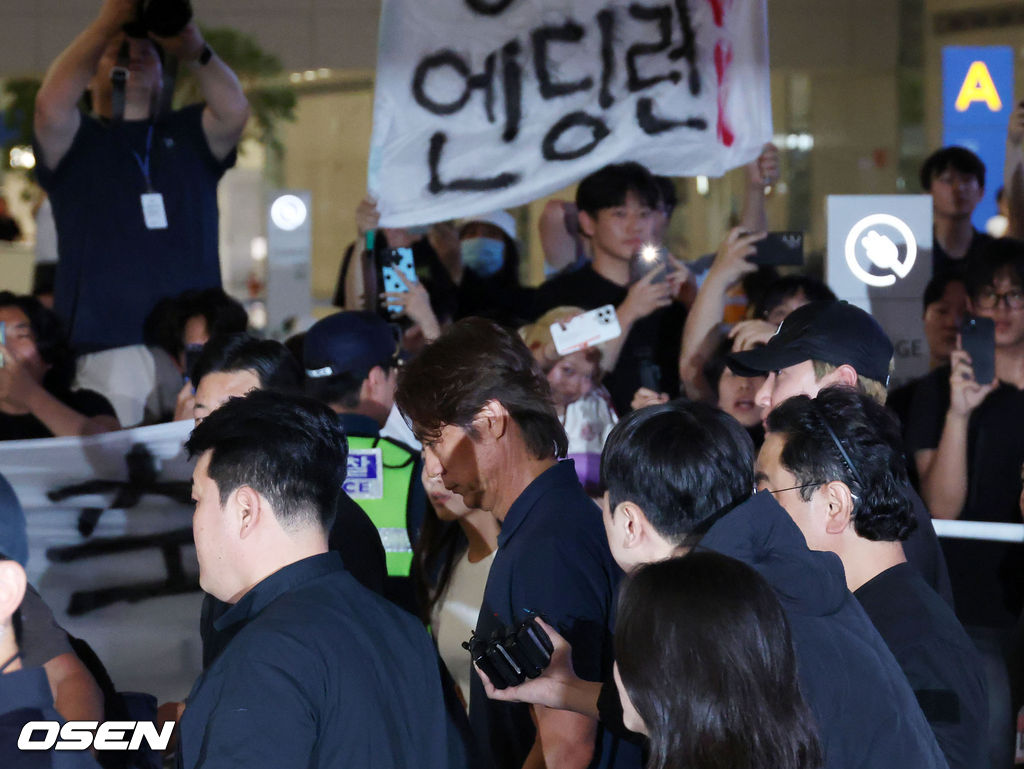 32강 진출에 실패한 대한민국 축구대표팀 중 홍명보 감독을 비롯해 김민재, 황희찬, 설영우, 이강인 등 선수 8명이 30일 새벽 인천국제공항을 통해 귀국했다. 손흥민 등 나머지 선수들은 쪼개져서 각자 귀국한다. 대표팀 귀국 본진은 30일 새벽 인천공항에 도착한다.홍명보 감독과 대표팀 선수들이 입국하고 있다. 2026.06.30 / rumi@osen.co.kr