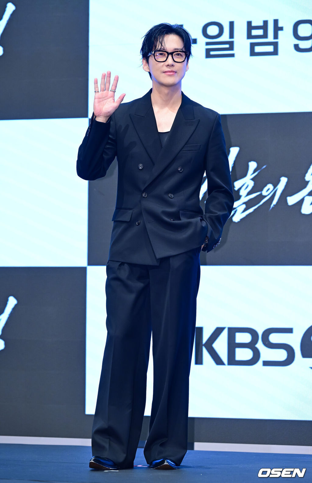 KBS 2TV 새 토일 미니시리즈 ‘결혼의 완성’ 제작발표회가 1일 서울 구로구 신도림 더 세인트에서 열렸다.‘결혼의 완성’은 이혼 직전 납치된 아내를 구하기 위해 인면수심의 범죄자와 극한 사투를 벌이게 된 한 남자의 위험천만한 범죄스릴러다.배우 남궁민이 포토타임을 하고 있다. 2026.07.01 / jpnews@osen.co.kr