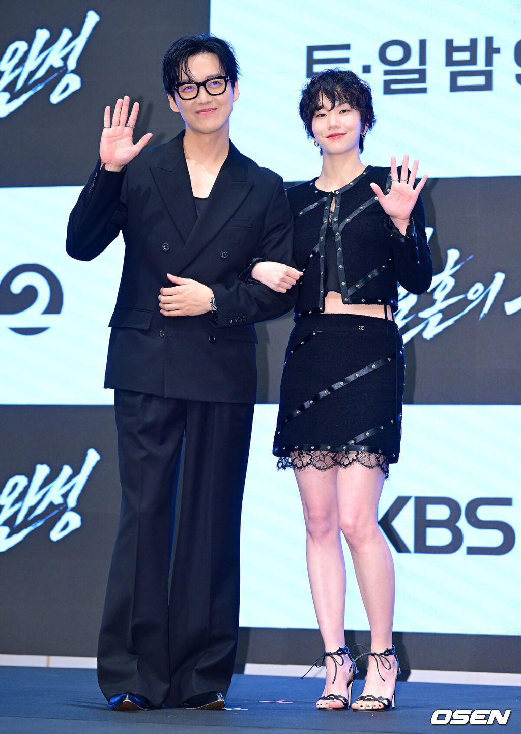 KBS 2TV 새 토일 미니시리즈 ‘결혼의 완성’ 제작발표회가 1일 서울 구로구 신도림 더 세인트에서 열렸다.‘결혼의 완성’은 이혼 직전 납치된 아내를 구하기 위해 인면수심의 범죄자와 극한 사투를 벌이게 된 한 남자의 위험천만한 범죄스릴러다.배우 남궁민, 이설이 포토타임을 하고 있다. 2026.07.01 / jpnews@osen.co.kr