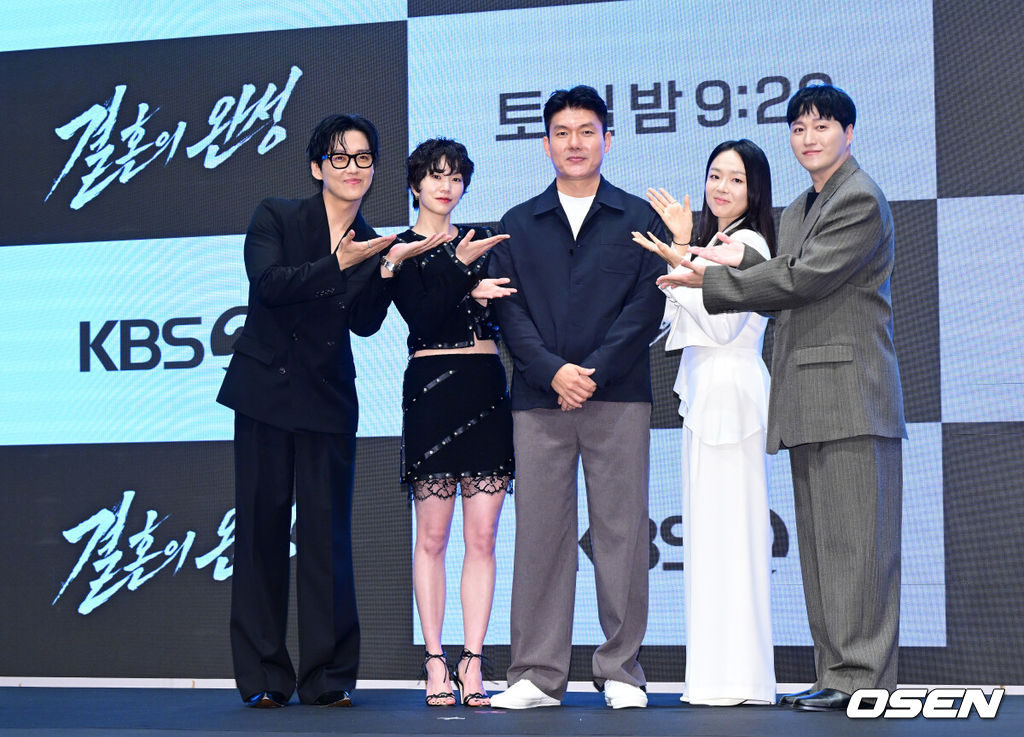 KBS 2TV 새 토일 미니시리즈 ‘결혼의 완성’ 제작발표회가 1일 서울 구로구 신도림 더 세인트에서 열렸다.‘결혼의 완성’은 이혼 직전 납치된 아내를 구하기 위해 인면수심의 범죄자와 극한 사투를 벌이게 된 한 남자의 위험천만한 범죄스릴러다.배우 남궁민, 이설, 김정현 감독, 배우 이상희, 김대명이 포토타임을 하고 있다. 2026.07.01 / jpnews@osen.co.kr