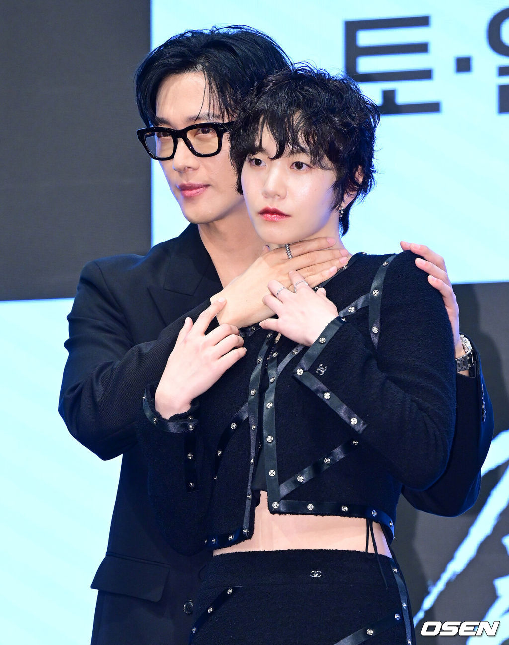 KBS 2TV 새 토일 미니시리즈 ‘결혼의 완성’ 제작발표회가 1일 서울 구로구 신도림 더 세인트에서 열렸다.‘결혼의 완성’은 이혼 직전 납치된 아내를 구하기 위해 인면수심의 범죄자와 극한 사투를 벌이게 된 한 남자의 위험천만한 범죄스릴러다.배우 남궁민, 이설이 포토타임을 하고 있다. 2026.07.01 / jpnews@osen.co.kr