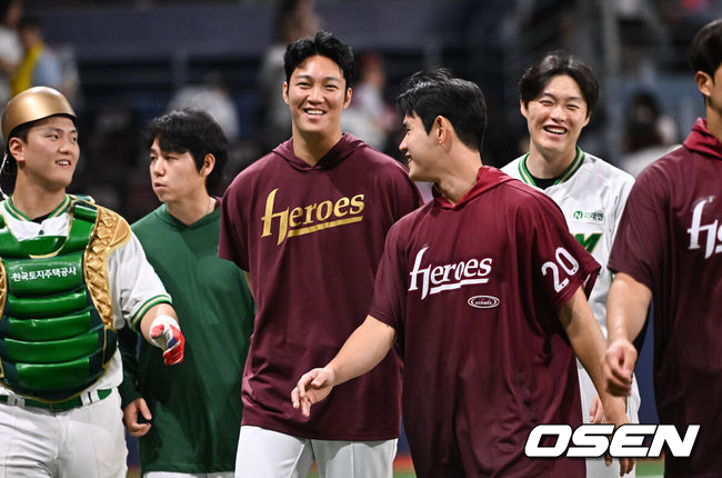 [OSEN=고척, 박준형 기자] 프로야구 키움 히어로즈가&nbsp;LG 트윈스에 승리했다.&nbsp;키움은&nbsp;30일 서울 고척 스카이돔에서 열린 2026 KBO리그 LG와 경기에서 6-0으로 승리했다.경기종료 후 5.2이닝 무실점 승리투수가 된 안우진이 미소 짓고 있다  2026.06.30 / soul1014@osen.co.kr