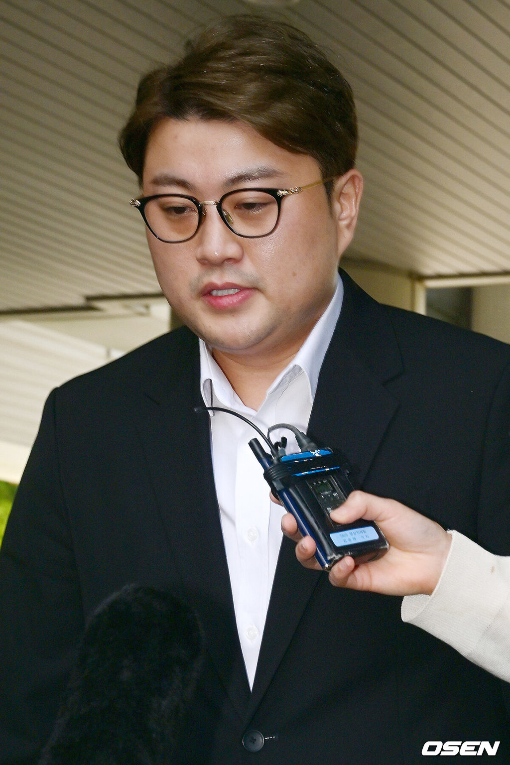 '음주 뺑소니' 혐의로 구속영장이 청구된 가수 김호중이 24일 서울중앙지법에서 구속 전 피의자 심문(영장실질심사)을 가졌다.검찰은 전날 경찰의 신청에 따라 김호중에 대해 특정범죄가중처벌법상 위험운전치상, 도주치상 등 혐의로 구속영장을 청구했다. 그의 소속사 대표와 전 본부장에 대해서도 구속영장이 청구됐다.음주 뺑소니 혐의를 받는 가수 김호중이 영장실질심사(구속 전 피의자심문)를 위해 24일 오전 서울 서초구 서울중앙지방법원에 출석하고 있다. 2024.05.23 /rumi@osen.co.kr