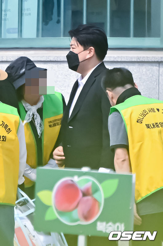 가수 김호중이 30일 경기도 여주시 소망교도소에서 출소했다.음주 상태로 차를 몰다 사고를 낸 뒤 달아난 혐의로 복역한 지 2년 1개월여 만이다. 최근 법무부의 가석방 심사를 통과한 데 따른 것으로, 당초 예정된 만기 출소일보다 5개월여 먼저 사회로 복귀한다.김호중은 음주 뺑소니 사고와 증거인멸 교사 등의 혐의로 징역 2년 6개월을 선고받았으며, 항소심 이후 상고를 포기해 형이 확정된 바 있다. 가수 김호중이 소망교도소를 나서고 있다. 2026.06.30 / soul1014@osen.co.kr