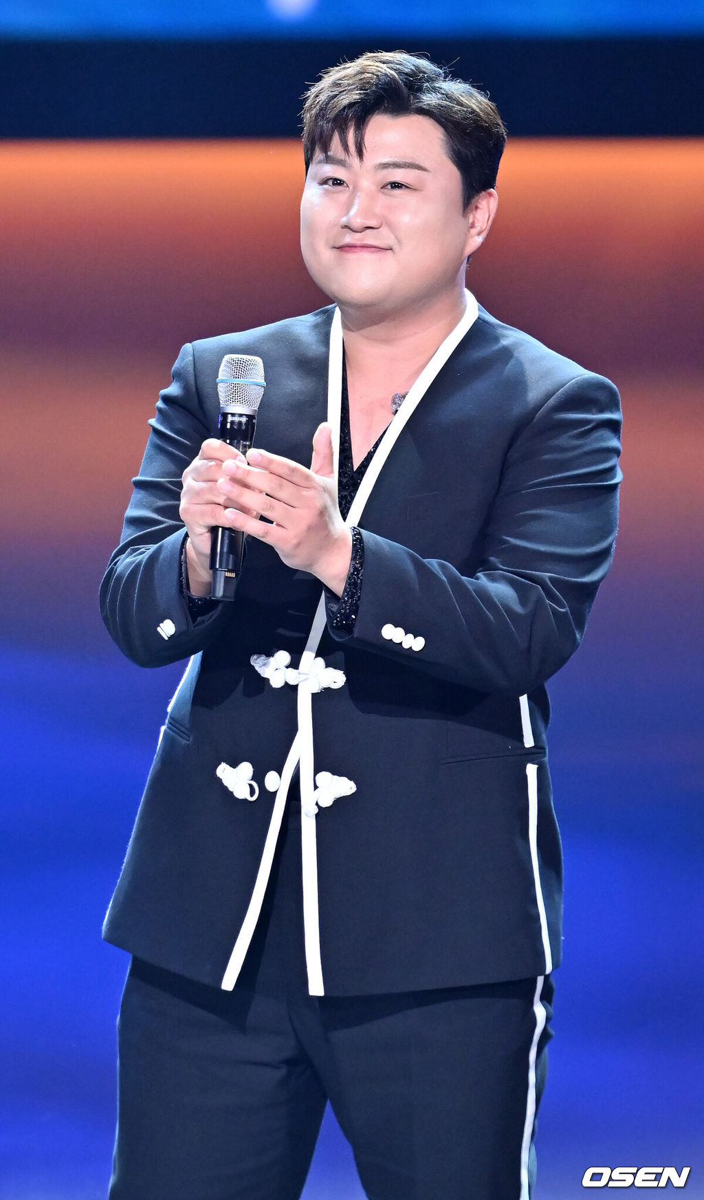 21일 오후 서울 여의도 KBS홀에서 '서울드라마어워즈 2023' 레드카펫 및 본식 행사가 진행됐다.올해로 18회를 맞이한 서울드라마어워즈는 한국방송협회가 주최하는 국제 드라마 시상식으로, 국가와 지역 상관없이 모든 작품을 심사한다. 가수 김호중이 축하무대에서 열창을 한 후 박수를 치고 있다. 2023.09.21 / rumi@osen.co.kr