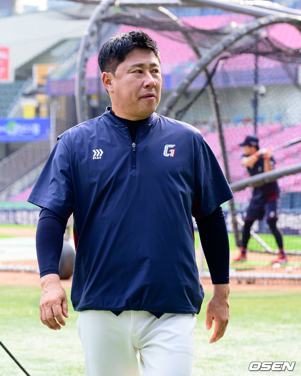 30일 서울 잠실야구장에서 2026 신한 SOL KBO리그 두산 베어스와 롯데 자이언츠의 경기가 열렸다.이날 두산은 최민석, 롯데는 박세웅을 선발로 내세웠다.경기에 앞서 롯데 김태형 감독이 훈련을 지켜보고 있다. 2026.06.30 / jpnews@osen.co.kr