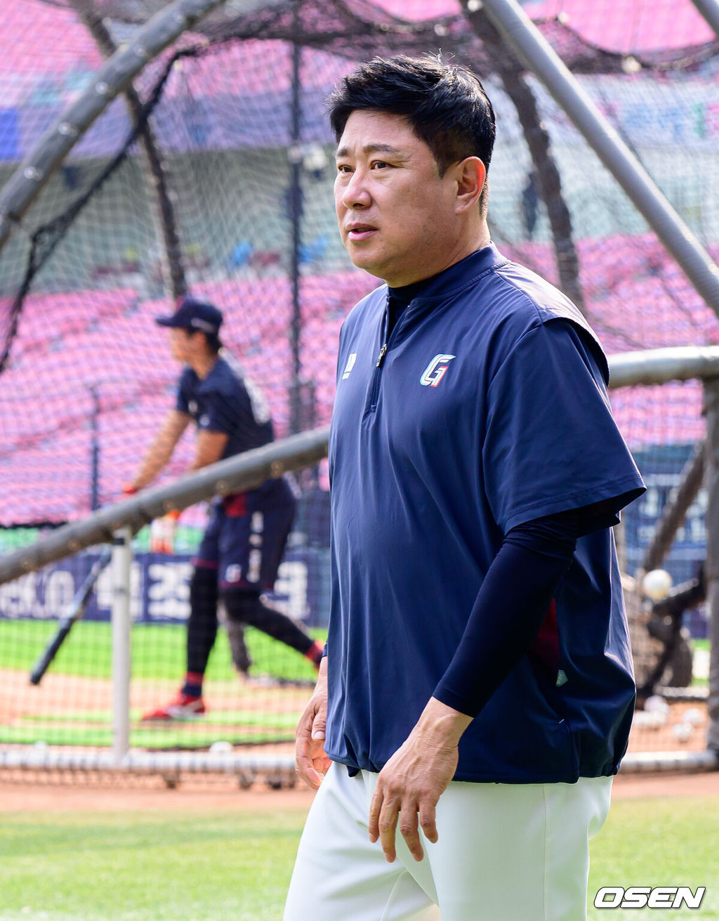 30일 서울 잠실야구장에서 2026 신한 SOL KBO리그 두산 베어스와 롯데 자이언츠의 경기가 열렸다.이날 두산은 최민석, 롯데는 박세웅을 선발로 내세웠다.경기에 앞서 롯데 김태형 감독이 훈련을 지켜보고 있다. 2026.06.30 / jpnews@osen.co.kr