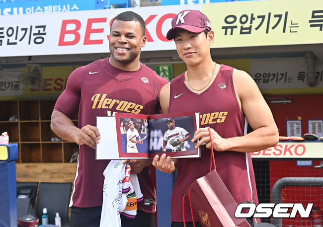 [OSEN=대구, 이석우 기자] 키움 스톤 개릿이 환송식에서 송성문으로부터 동료 선수들의 사인이 담긴 유니폼과 사진집을 받고 있다. 2025.07.20 / foto0307@osen.co.kr