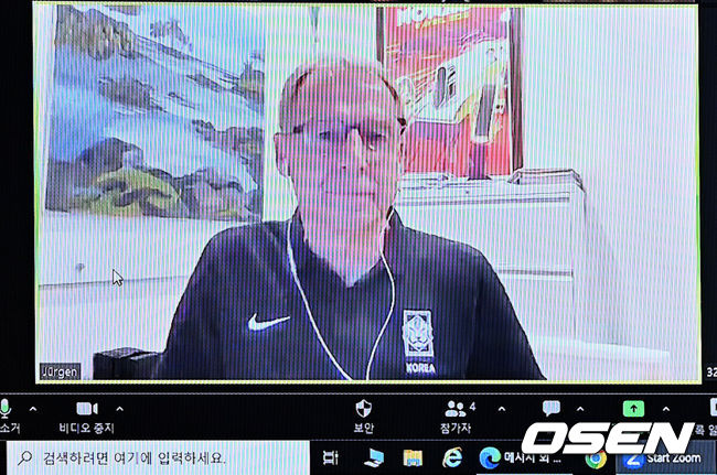 [OSEN=최규한 기자] 아시안컵 4강 탈락으로 몸살을 앓고 있는 대한축구협회(KFA)가 15일 오전 서울 종로구 축구회관에서 2024년도 제1차 국가대표전력강화위원회를 개최했다. 결전력강화위원회 위원들과 화상으로 참여하는 클린스만 감독이 회의 시작을 준비하고 있다. 2024.02.15 / dreamer@osen.co.kr