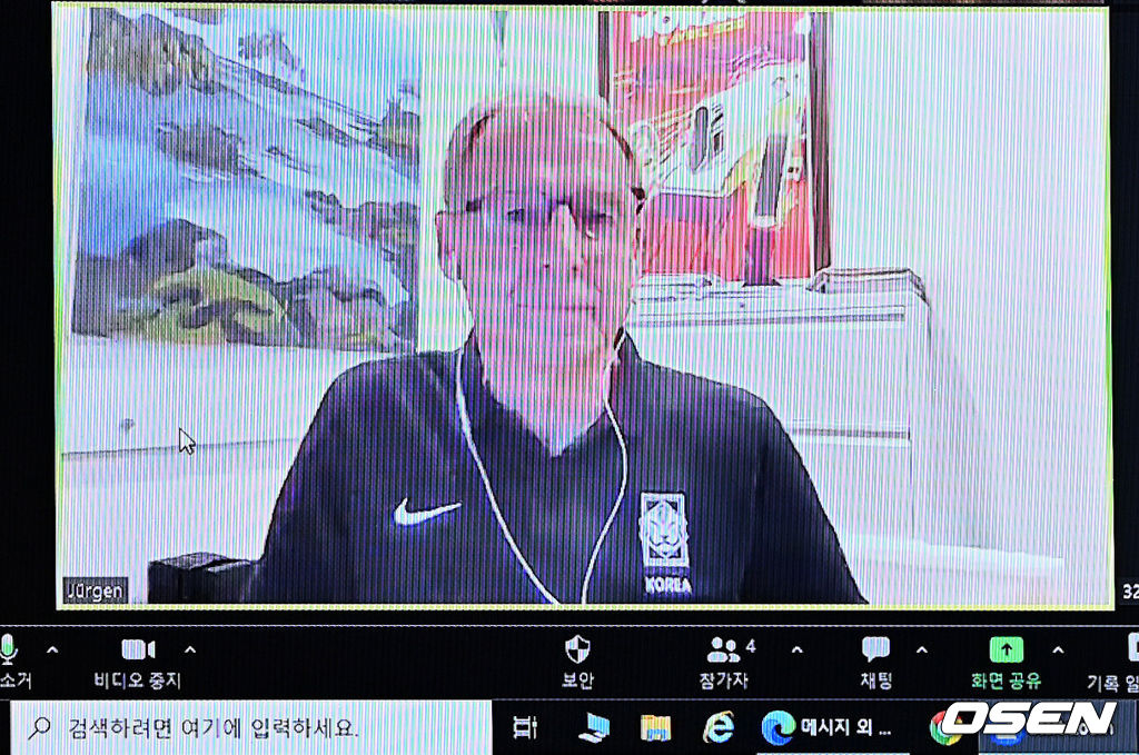아시안컵 4강 탈락으로 몸살을 앓고 있는 대한축구협회(KFA)가 15일 오전 서울 종로구 축구회관에서 2024년도 제1차 국가대표전력강화위원회를 개최했다. 결전력강화위원회 위원들과 화상으로 참여하는 클린스만 감독이 회의 시작을 준비하고 있다. 2024.02.15 / dreamer@osen.co.kr