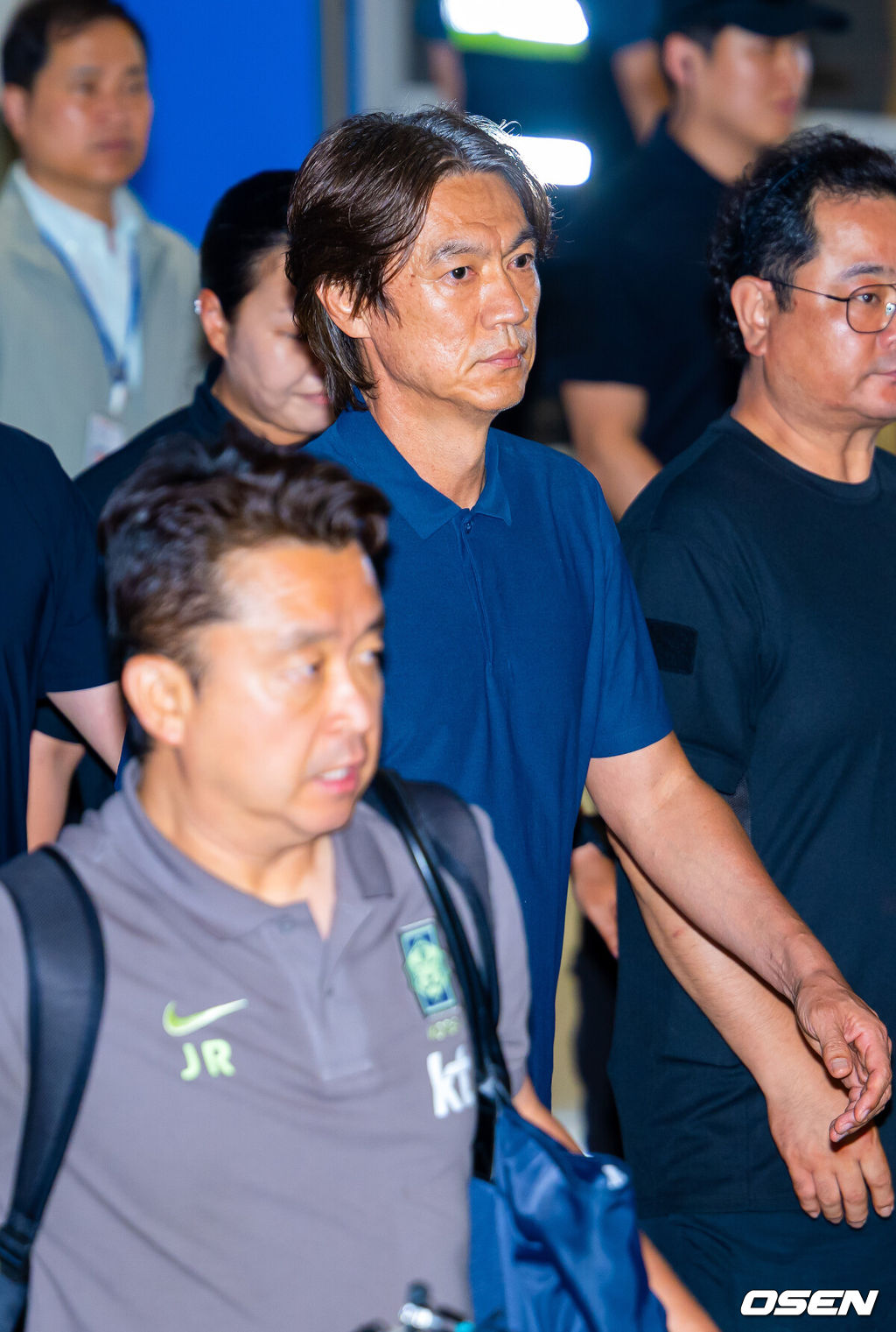 32강 진출에 실패한 대한민국 축구대표팀 중 홍명보 감독을 비롯해 김민재, 황희찬, 설영우, 이강인 등 선수 8명이 30일 새벽 인천국제공항을 통해 귀국했다. 손흥민 등 나머지 선수들은 쪼개져서 각자 귀국한다. 대표팀 귀국 본진은 30일 새벽 인천공항에 도착할 예정이다. 홍명보 감독이 입국하고 있다. 2026.06.30 / rumi@osen.co.kr