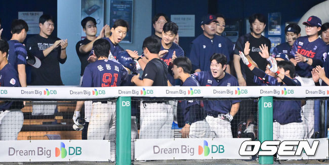 [OSEN=잠실, 박준형 기자] 1일 서울 잠실야구장에서 2026 신한 SOL KBO리그 두산 베어스와 롯데 자이언츠의 경기가 열렸다.이날 두산은 벤자민(4승 6패)을, 롯데는 로드리게스(4승 5패)를 선발로 내세웠다.8회초 2사 롯데 고승민이 솔로홈런을 날린뒤 동료들의 축하를 받고 있다.       2026.07.01 / soul1014@osen.co.kr