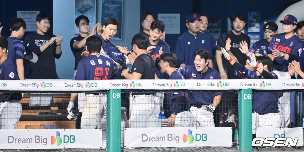 1일 서울 잠실야구장에서 2026 신한 SOL KBO리그 두산 베어스와 롯데 자이언츠의 경기가 열렸다.이날 두산은 벤자민(4승 6패)을, 롯데는 로드리게스(4승 5패)를 선발로 내세웠다.8회초 2사 롯데 고승민이 솔로홈런을 날린뒤 동료들의 축하를 받고 있다. 2026.07.01 / soul1014@osen.co.kr