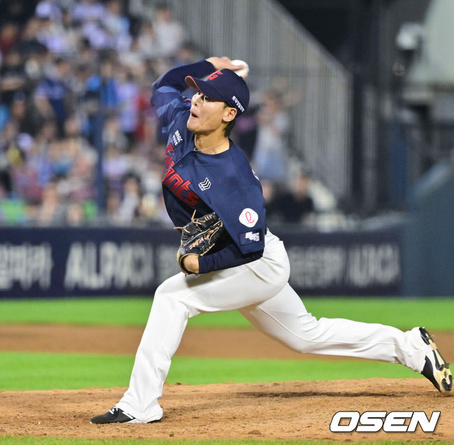 [OSEN=잠실, 박준형 기자] 1일 서울 잠실야구장에서 2026 신한 SOL KBO리그 두산 베어스와 롯데 자이언츠의 경기가 열렸다.이날 두산은 벤자민(4승 6패)을, 롯데는 로드리게스(4승 5패)를 선발로 내세웠다.9회말 2사 1,3루 롯데 이이무라 투수가 역투하고 있다.       2026.07.01 / soul1014@osen.co.kr