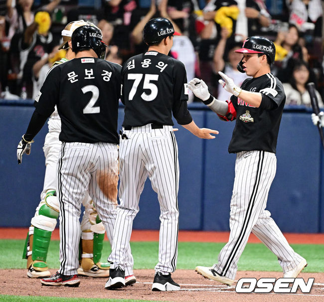 [OSEN=고척, 지형준 기자] 1일 오후 서울 고척스카이돔에서 2026 신한 SOL KBO리그 키움 히어로즈와  LG 트윈스의 경기가 열렸다.이날 키움은 알칸타라, LG는 함덕주가 선발로 나섰다.2회초 1사 1루에서 LG 문성주가 선제 우월 투런포를 날리고 문보경, 김용의 코치와 하이파이브를 하고 있다. 2026.07.01 / jpnews@osen.co.kr