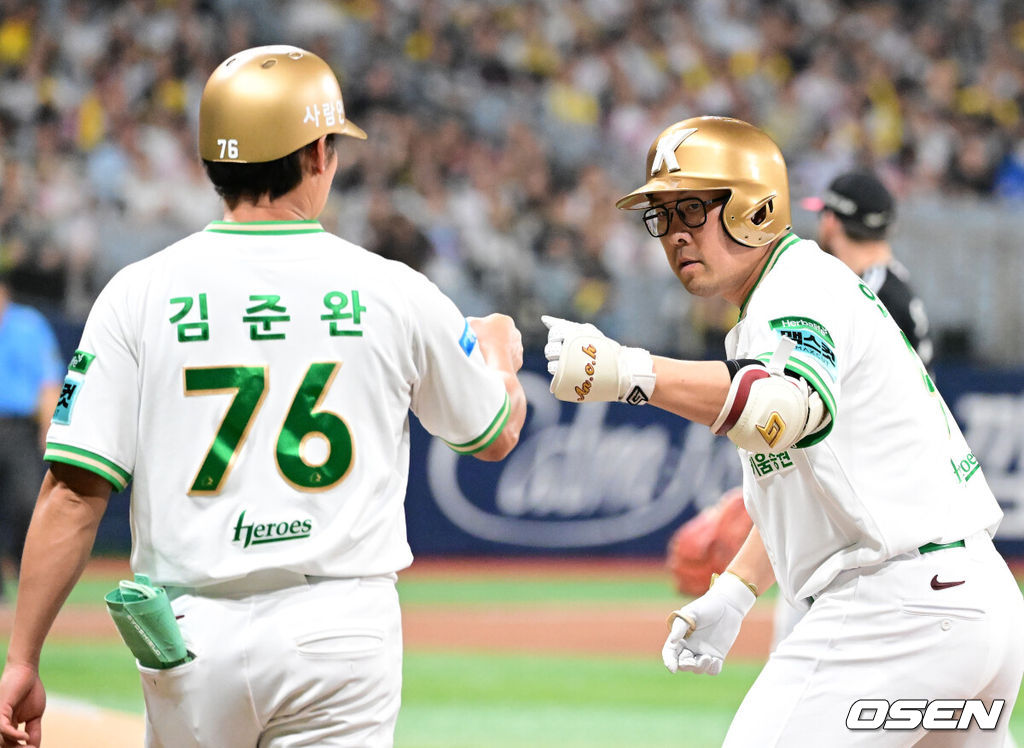 1일 오후 서울 고척스카이돔에서 2026 신한 SOL KBO리그 키움 히어로즈와 LG 트윈스의 경기가 열렸다.이날 키움은 알칸타라, LG는 함덕주가 선발로 나섰다.3회말 2사 1,2루에서 키움 안치홍이 동점 1타점 우중간 적시타를 날리며 기뻐하고 있다. 2026.07.01 / jpnews@osen.co.kr