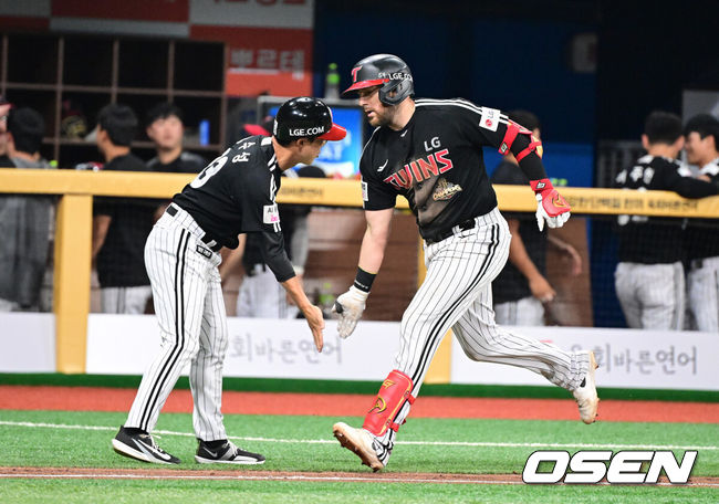 [OSEN=고척, 지형준 기자] 1일 오후 서울 고척스카이돔에서 2026 신한 SOL KBO리그 키움 히어로즈와  LG 트윈스의 경기가 열렸다.이날 키움은 알칸타라, LG는 함덕주가 선발로 나섰다.5회말 2사 2루에서 LG 오스틴이 우월 투런포를 날리며 정수성 코치와 기뻐하고 있다. 2026.07.01 / jpnews@osen.co.kr