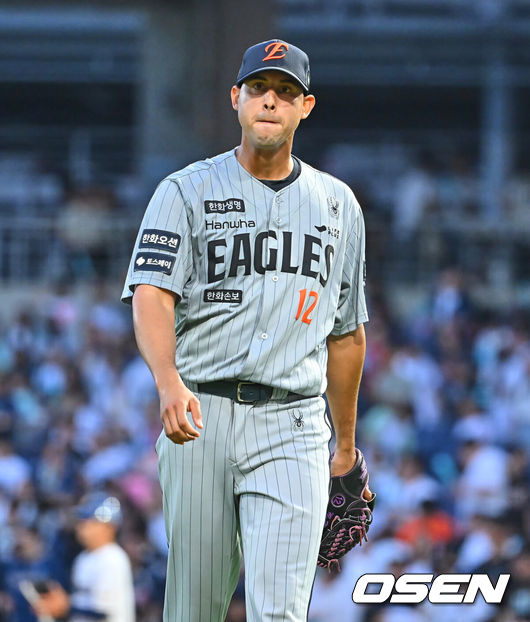 [OSEN=창원, 이석우 기자] 18일 창원NC파크에서 2026 신한 SOL KBO 리그 NC 다이노스와 한화 이글스의 경기가 열렸다. 홈팀 NC는 테일러가, 방문팀 한화는 에르난데스가 선발 출전했다. 한화 이글스 선발투수 에르난데스가 2회말 수비를 마치고 아쉬운 표정을 짓고 있다. 2026.06.18 / foto0307@osen.co.kr