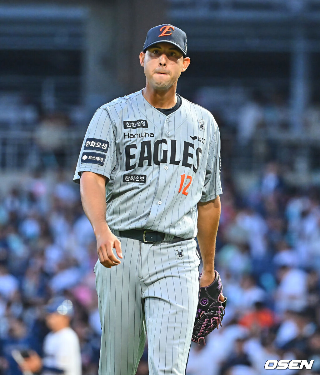 18일 창원NC파크에서 2026 신한 SOL KBO 리그 NC 다이노스와 한화 이글스의 경기가 열렸다. 홈팀 NC는 테일러가, 방문팀 한화는 에르난데스가 선발 출전했다. 한화 이글스 선발투수 에르난데스가 2회말 수비를 마치고 아쉬운 표정을 짓고 있다. 2026.06.18 / foto0307@osen.co.kr