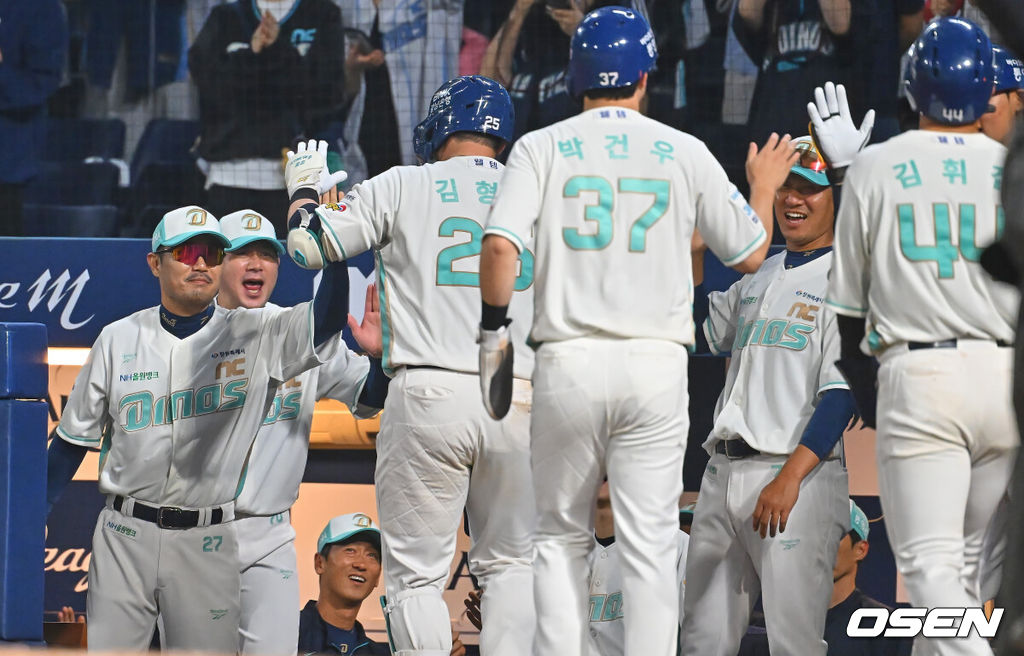 1일 창원NC파크에서 2026 신한 SOL KBO 리그 NC 다이노스와 삼성 라이온즈의 경기가 열렸다. 홈팀 NC는 토다가, 방문팀 삼성은 후라도가 선발 출전했다. NC 다이노스 이호준 감독이 7회말 2사 1,3루 좌중월 3점 홈런을 친 김형준과 선행 주자들을 반기고 있다. 2026.07.01 / foto0307@osen.co.kr