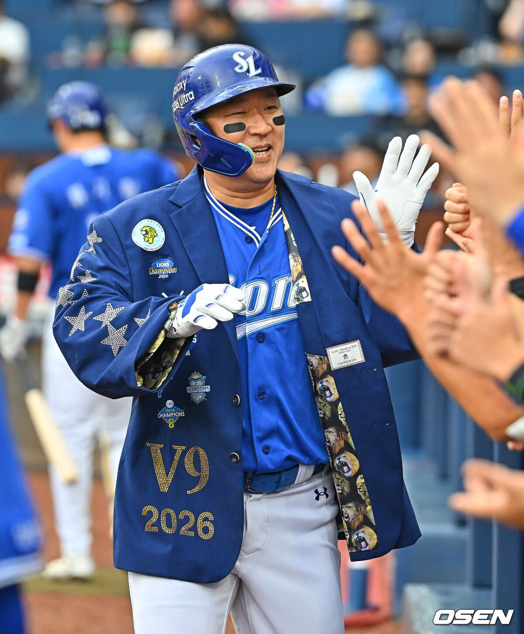 1일 창원NC파크에서 2026 신한 SOL KBO 리그 NC 다이노스와 삼성 라이온즈의 경기가 열렸다. 홈팀 NC는 토다가, 방문팀 삼성은 후라도가 선발 출전했다. 삼성 라이온즈 최형우가 2회초 좌월 솔로 홈런을 치고 하이파이브를 하고 있다. 2026.07.01 / foto0307@osen.co.kr