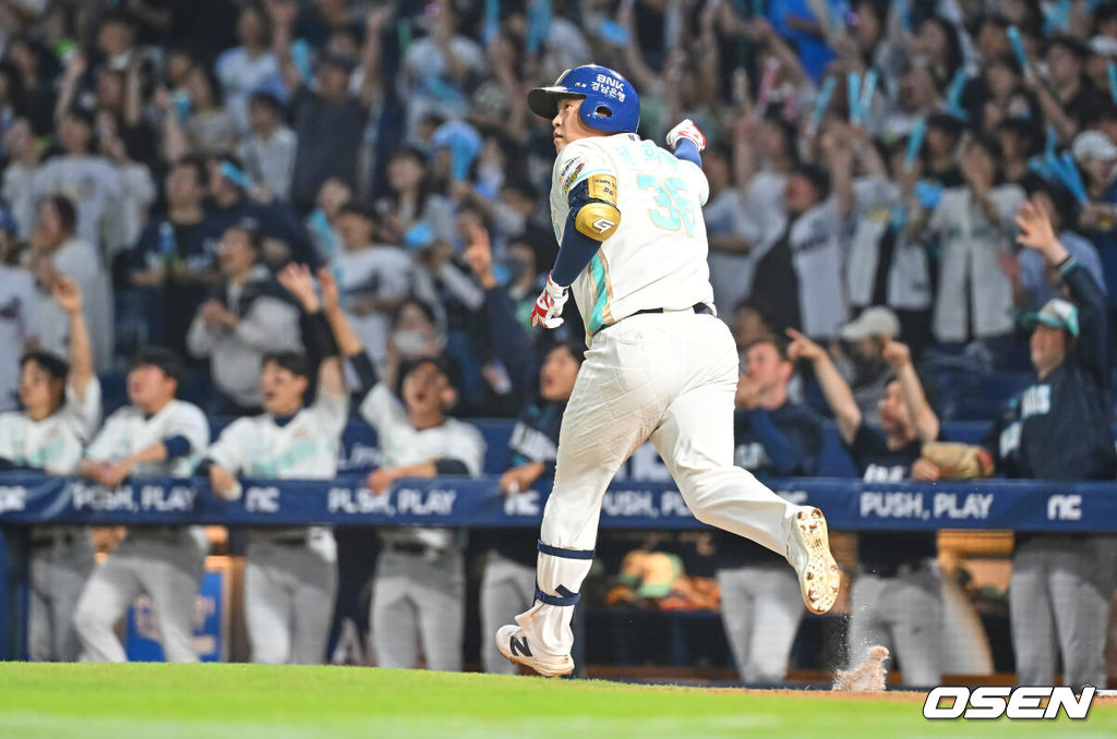 1일 창원NC파크에서 2026 신한 SOL KBO 리그 NC 다이노스와 삼성 라이온즈의 경기가 열렸다. 홈팀 NC는 토다가, 방문팀 삼성은 후라도가 선발 출전했다. NC 다이노스 권희동이 7회말 1사 2루 좌월 2점 홈런을 치고 세리머니를 하고 있다. 2026.07.01 / foto0307@osen.co.kr