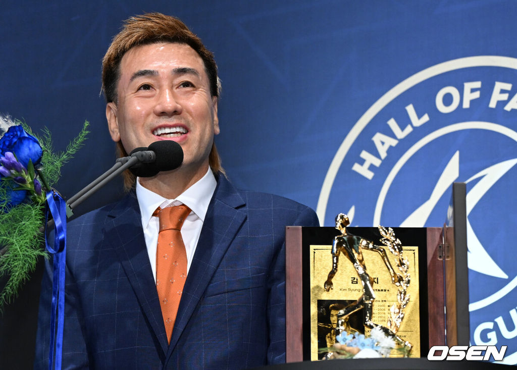 제2회 K리그 명예의전당 헌액식이 16일 서울 종로구 아산정책연구원에서 진행됐다.이번 제2회 K리그 명예의전당 헌액자로는 선수 부문에 김주성, 김병지, 고(故) 유상철, 데얀이 선정됐다. 지도자 부문에 김호 전 수원 삼성 감독, 공헌자 부문에 정몽준 대한축구협회 명예회장이 이름을 올렸다.선수 부문에 헌액된 전 축구선수 김병지가 소감을 말하고 있다. 2025.09.16 /cej@osen.co.kr