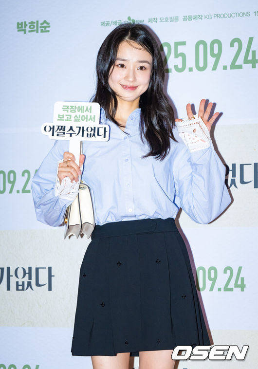 [OSEN=박준형 기자] 22일 오후 서울 용산아이파크몰 내 용산 CGV에서 영화 '어쩔수가 없다'(감독 박찬욱) 셀럽 시사회가 진행됐다.<br /><br />'다 이루었다'고 느낄 만큼 삶이 만족스러웠던 회사원 만수(이병헌 분)가 덜컥 해고된 후, 아내와 두 자식을 지키기 위해, 어렵게 장만한 집을 지켜내기 위해, 재취업을 향한 자신만의 전쟁을 준비하며 벌어지는 이야기를 그린 작품으로 오는 24일 개봉한다.<br />손연재가 포즈를 취하고 있다.  2025.09.22 / soul1014@osen.co.kr