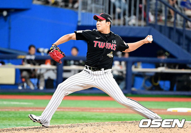 [OSEN=고척, 지형준 기자] 1일 오후 서울 고척스카이돔에서 2026 신한 SOL KBO리그 키움 히어로즈와  LG 트윈스의 경기가 열렸다.이날 키움은 알칸타라, LG는 함덕주가 선발로 나섰다.8회말 1사 1,2루에서 LG 손주영이 마운드에 올라 역투하고 있다. 2026.07.01 / jpnews@osen.co.kr