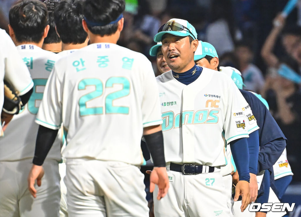 1일 창원NC파크에서 2026 신한 SOL KBO 리그 NC 다이노스와 삼성 라이온즈의 경기가 열렸다. 홈팀 NC는 토다가, 방문팀 삼성은 후라도가 선발 출전했다. NC 다이노스 이호준 감독이 삼성 라이온즈에 10-5로 승리한 후 하이파이브를 하고 있다. 2026.07.01 / foto0307@osen.co.kr