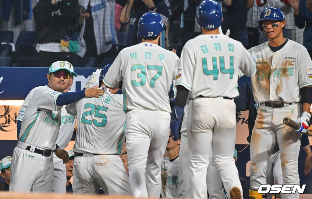 1일 창원NC파크에서 2026 신한 SOL KBO 리그 NC 다이노스와 삼성 라이온즈의 경기가 열렸다. 홈팀 NC는 토다가, 방문팀 삼성은 후라도가 선발 출전했다. NC 다이노스 이호준 감독이 7회말 2사 1,3루 좌중월 3점 홈런을 친 김형준과 선행 주자들을 반기고 있다. 2026.07.01 / foto0307@osen.co.kr